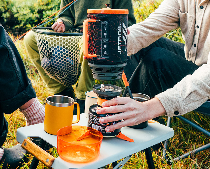 Assembling the Jetboil Flash Java 1.8L fast boil system on to burner